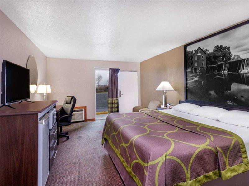 Super 8 By Wyndham Locust Grove Motel Екстериор снимка