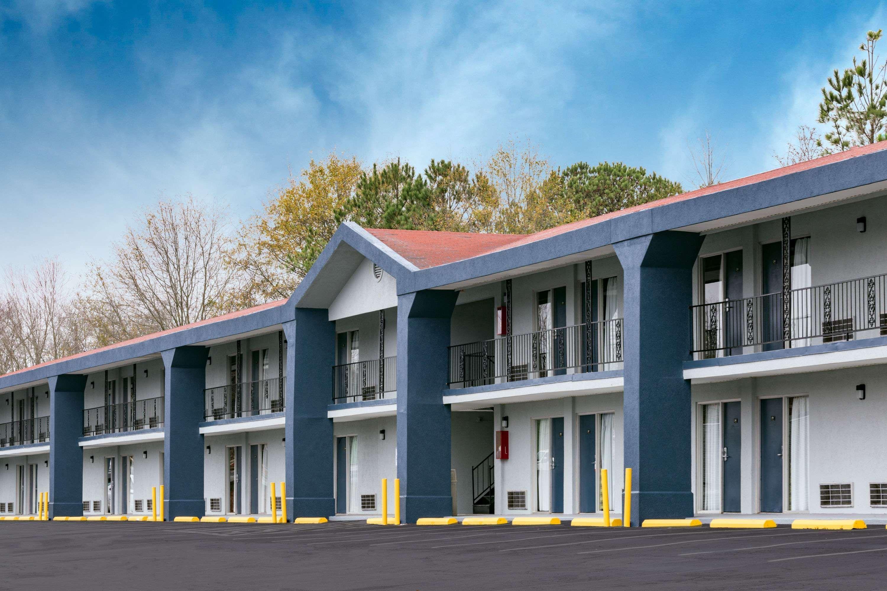 Super 8 By Wyndham Locust Grove Motel Екстериор снимка