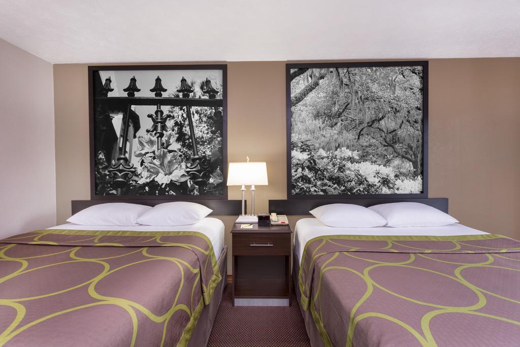 Super 8 By Wyndham Locust Grove Motel Екстериор снимка