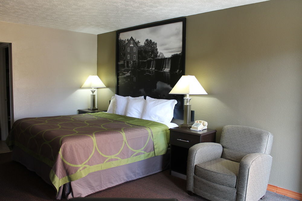 Super 8 By Wyndham Locust Grove Motel Екстериор снимка