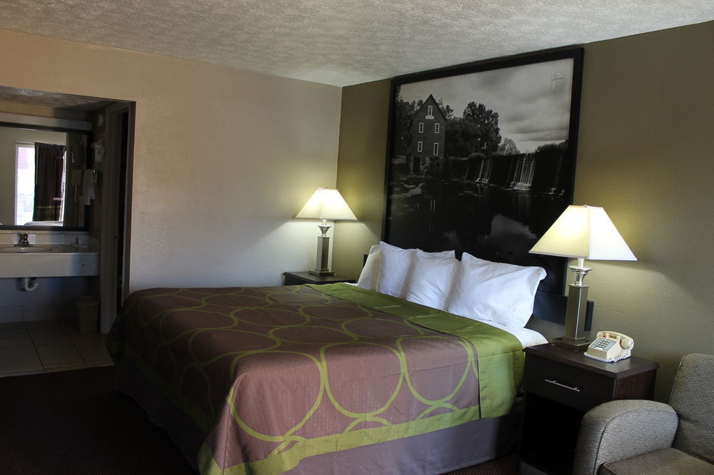 Super 8 By Wyndham Locust Grove Motel Екстериор снимка
