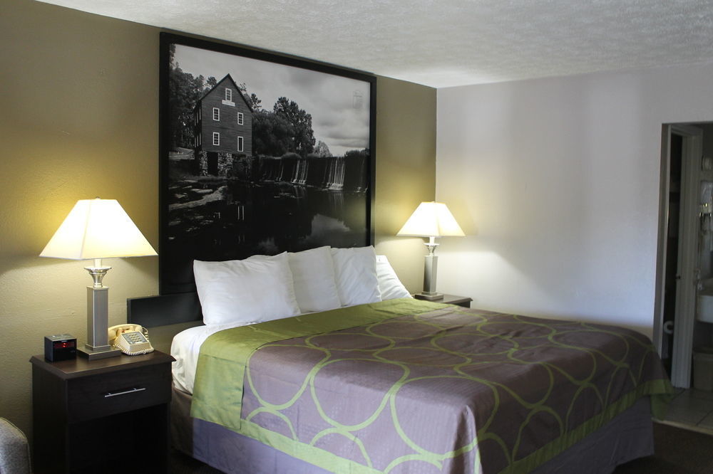 Super 8 By Wyndham Locust Grove Motel Екстериор снимка