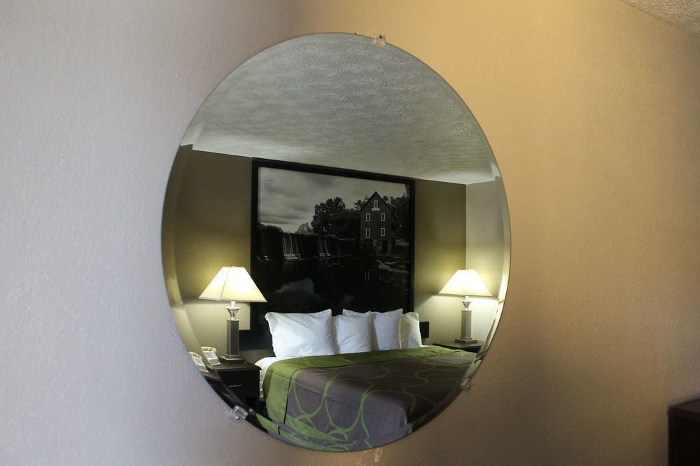 Super 8 By Wyndham Locust Grove Motel Екстериор снимка