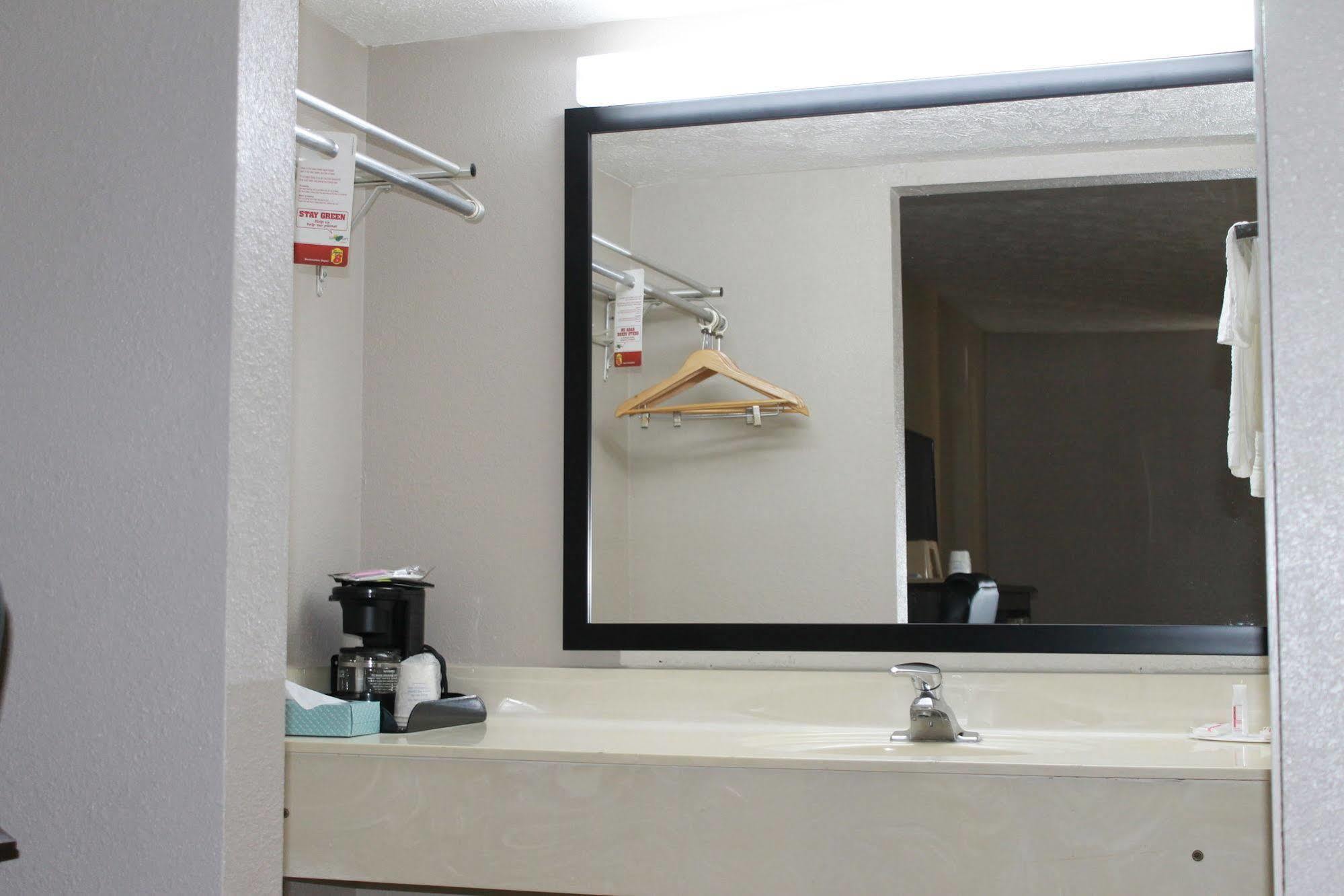 Super 8 By Wyndham Locust Grove Motel Екстериор снимка