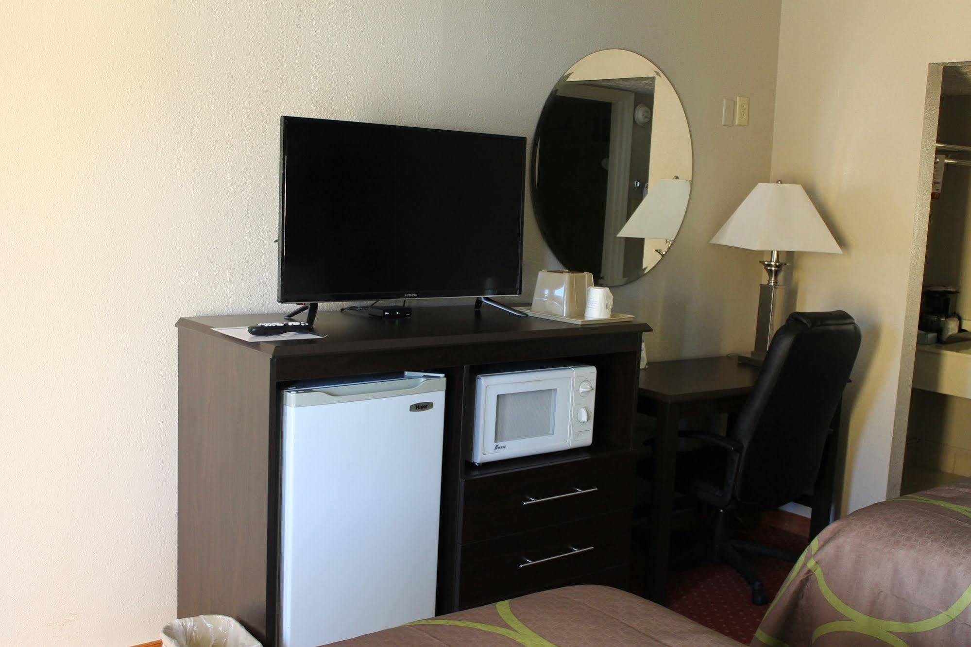 Super 8 By Wyndham Locust Grove Motel Екстериор снимка