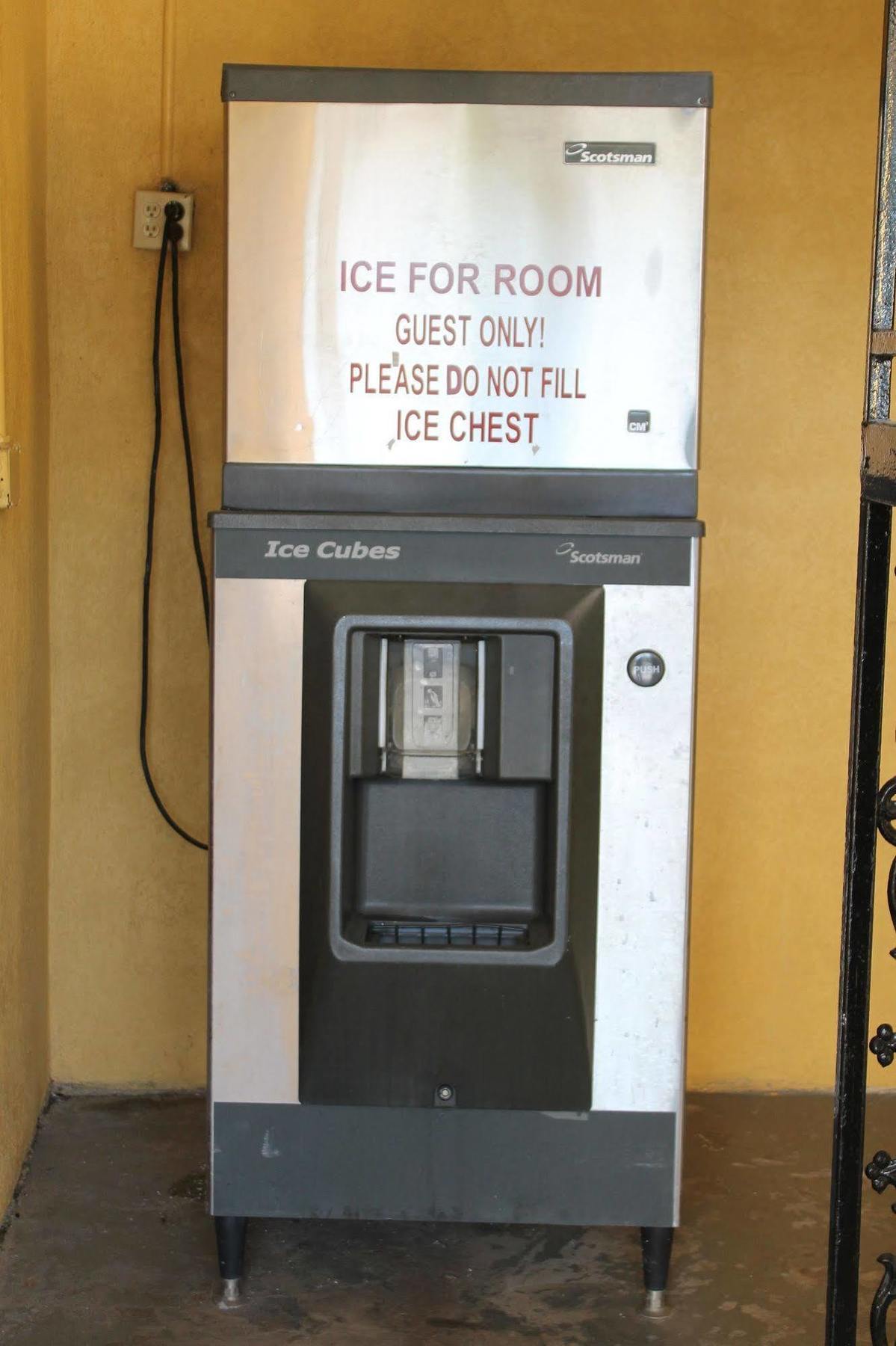 Super 8 By Wyndham Locust Grove Motel Екстериор снимка